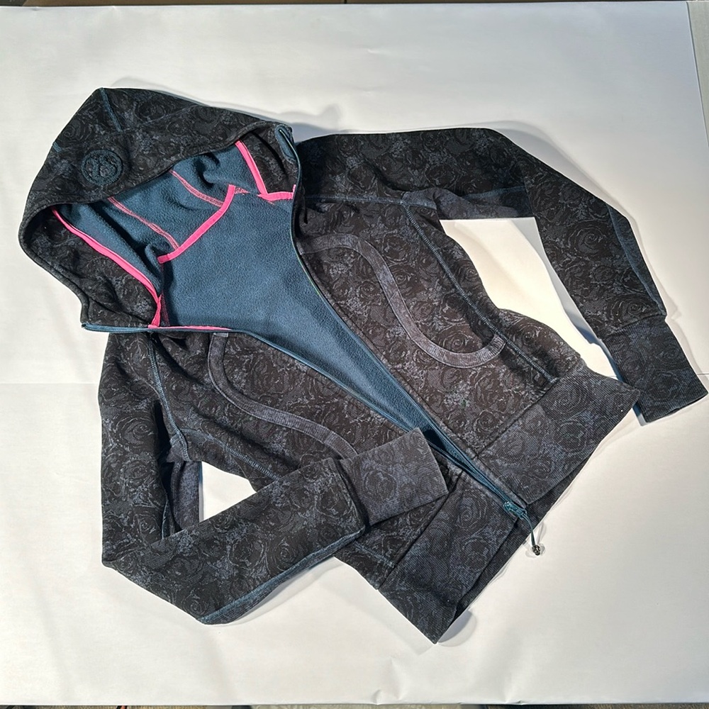 Lululemon Scuba Hoodie Beautiful deep blue paisley size 4